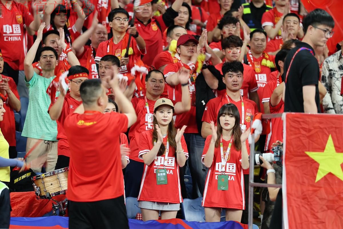 中国足球协会祝广大球迷朋友们新春快乐,龙年大吉! 中国足球协会祝广大球迷朋友们新春快乐,龙年大吉!